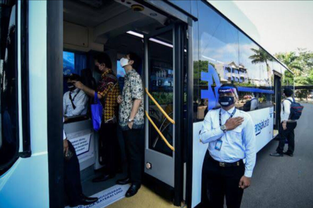 Gaji petugas layanan bus transjakarta