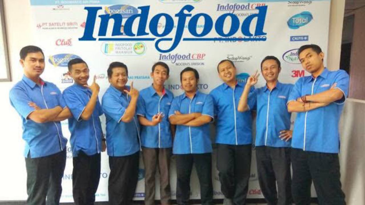 Indofood karyawan bekerja di pabrik makanan