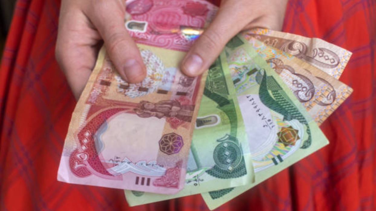 Iraq Devalues Dinar as Oil Export Crisis Deepens